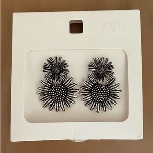 ZARA DOUBLE FLOWER EARRINGS
Metallic Floral Statement Earrings
Color: Silver
